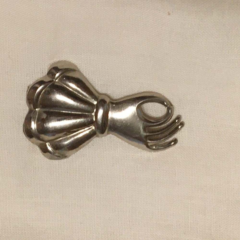 Hand pin